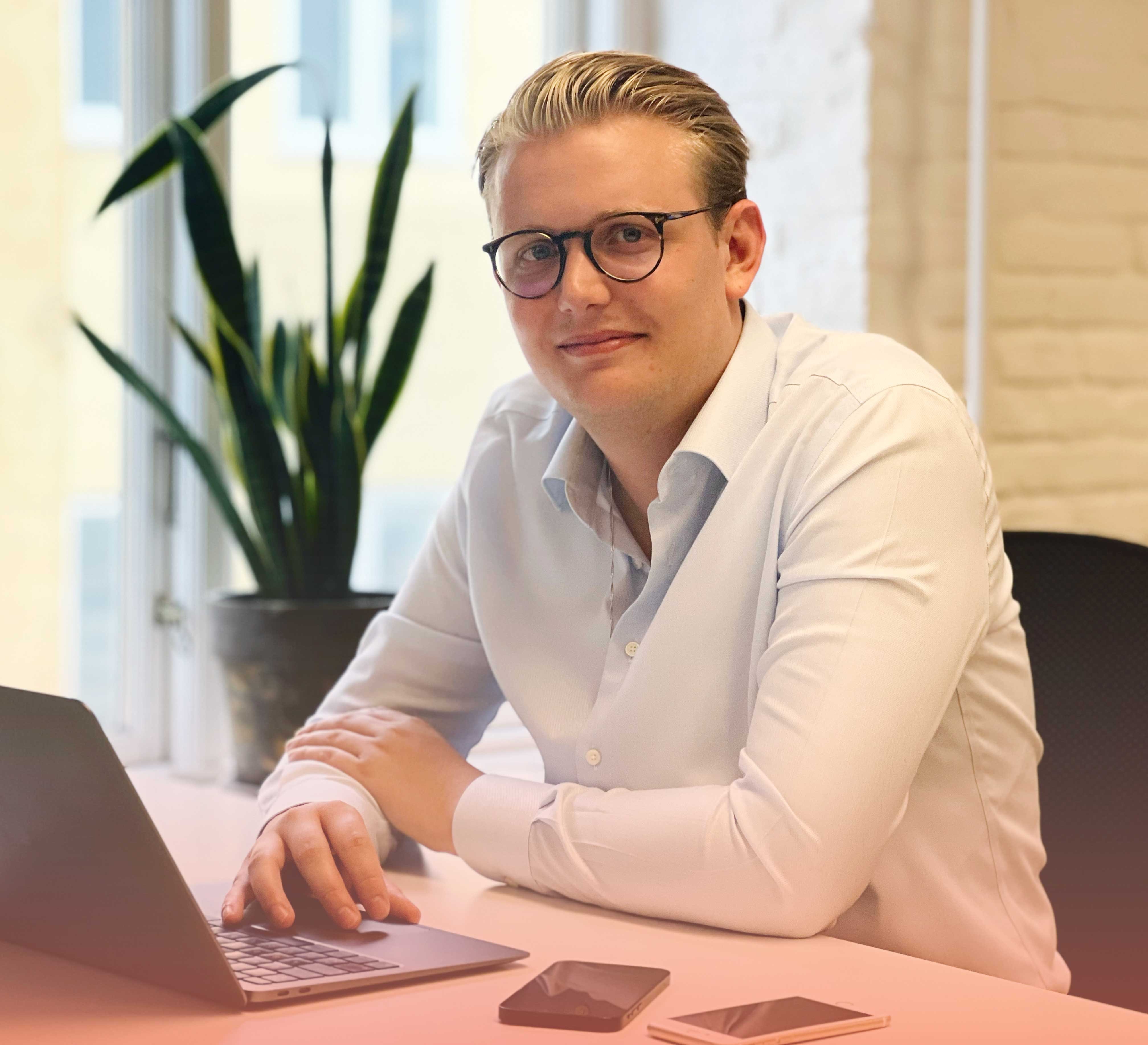 en mand ved en computer en mand ved en computer